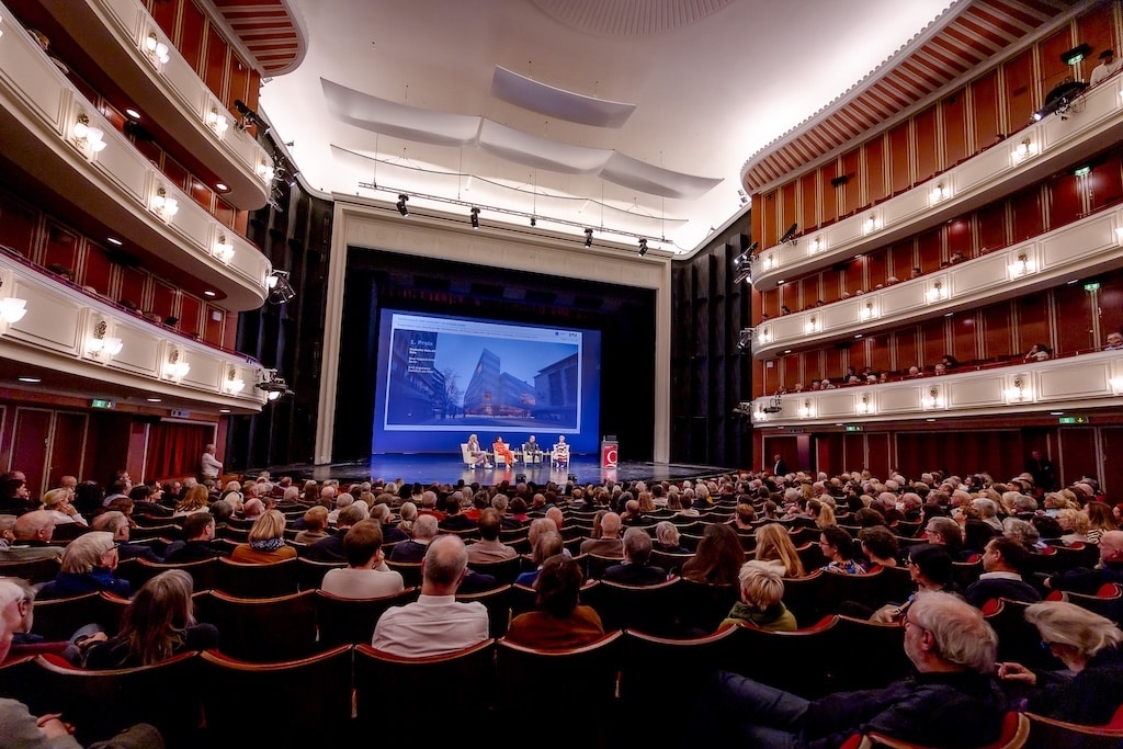 Zahlreiche Besucher  lobten die Entwürfe © Deutsche Oper am Rhein / Anne Orthen