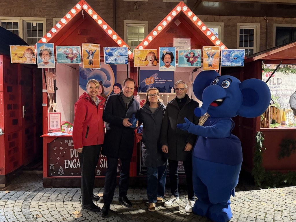 Rheinbahn-Vorständin Annette Grabbe, Oberbürgermeister Dr. Stephan Keller, Bettina Erlbruch, Geschäftsführerin Kinderschutzbund und Dr. Hauke Duckwitz, 1. Vorsitzender des Kinderschutzbundes Düsseldorf freuen sich mit dem Blauen Elefanten über die positiven Reaktionen. © Rheinbahn Düsseldorf