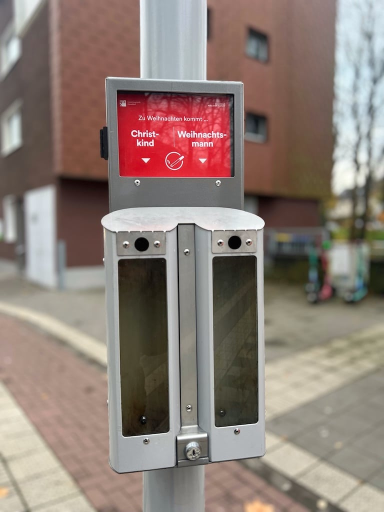 Heyestraße 2 Zur Vorweihnachtszeit laden die beiden Abstimm-Aschenbecher zu einer neuen Fragerunde ein: "Zu Weihnachten kommt… das Christkind oder der Weihnachtsmann?". Standort: Heyestraße 2. © Landeshauptstadt Düsseldorf/Umweltamt