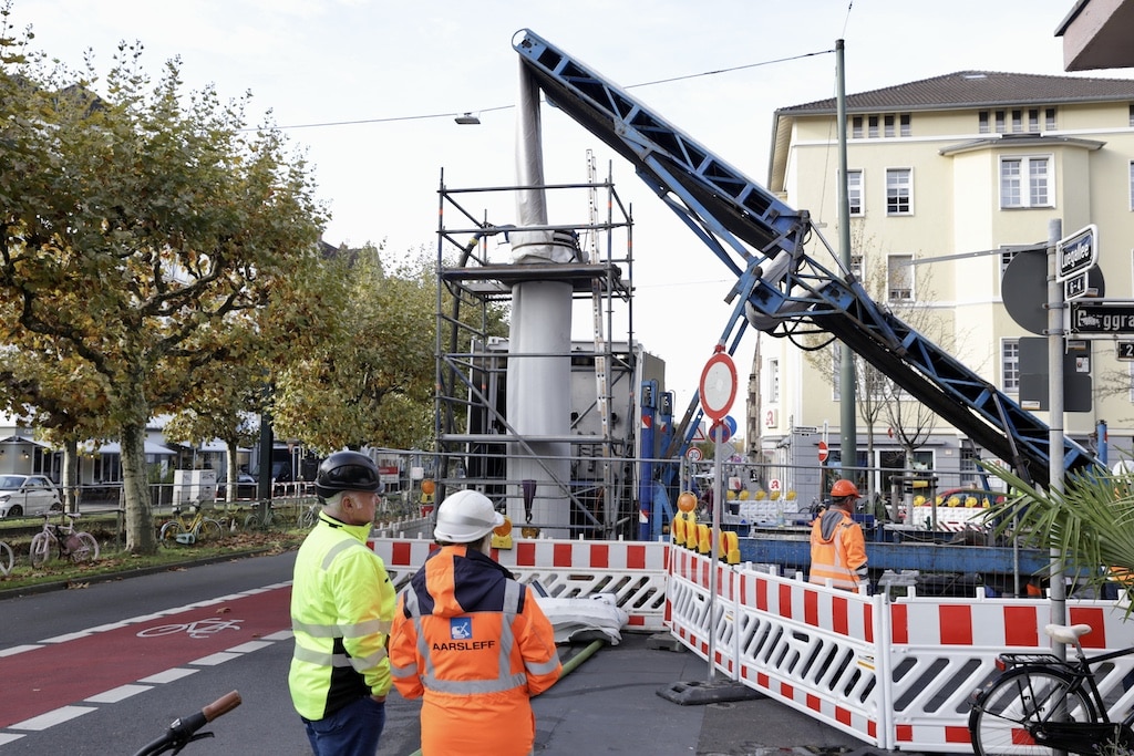 Die Kanalsanierung am Luegplatz ist in vollem Gange: Am Dienstagmorgen, 4. November, wurde der sogenannte Inliner eingezogen - ein flexibler, mit Epoxidharz getränker Schlauch, der jetzt im alten Kanal aushärtet. ©&nbsp;Landeshauptstadt Düsseldorf/Ingo Lammert