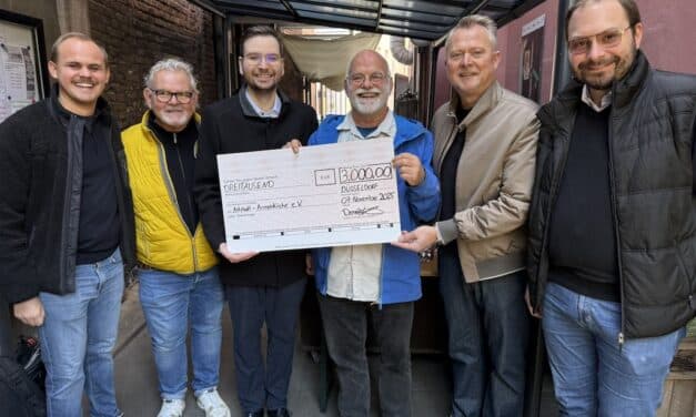 Spendenübergabe an die Altstadt-Armenküche: Düsseldorfer Narrencollegium zeigt Herz für Bedürftige