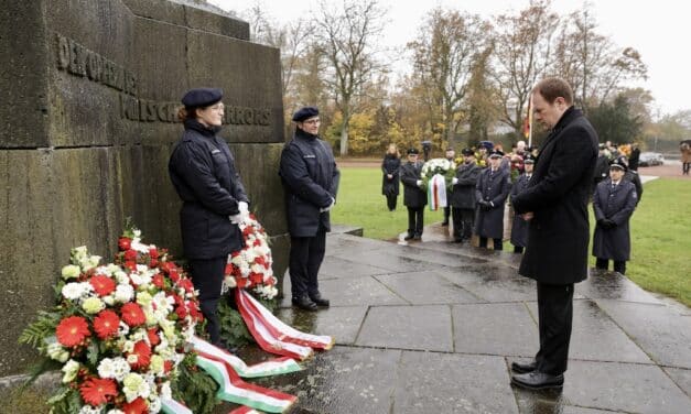 Gedenken zum Volkstrauertag in Düsseldorf – Kranzniederlegung auf dem Nordfriedhof