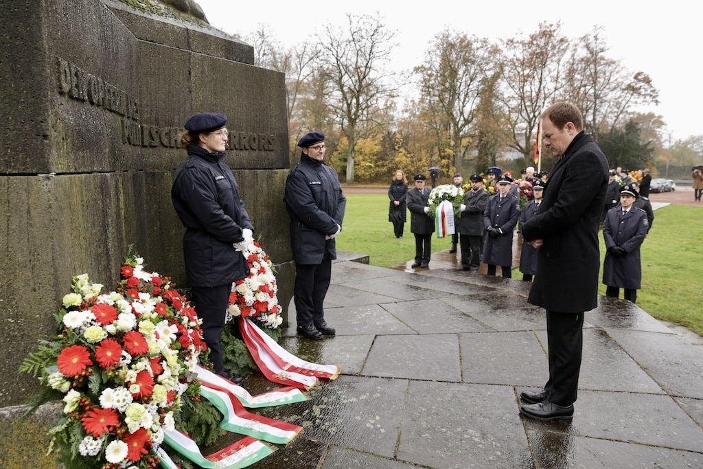 Mahnmal Nordfriedhof, Danziger Straße, Kranzniederlegung anlässlich des Volkstrauertages, Foto: Landeshauptstadt Düsseldorf/Ingo Lammert16.11.2025, Mahnmal Nordfriedhof, Danziger Straße, Kranzniederlegung anlässlich des Volkstrauertages, Foto: Landeshauptstadt Düsseldorf/Ingo Lammert ©&nbsp;Landeshauptstadt Düsseldorf/Ingo Lammert
