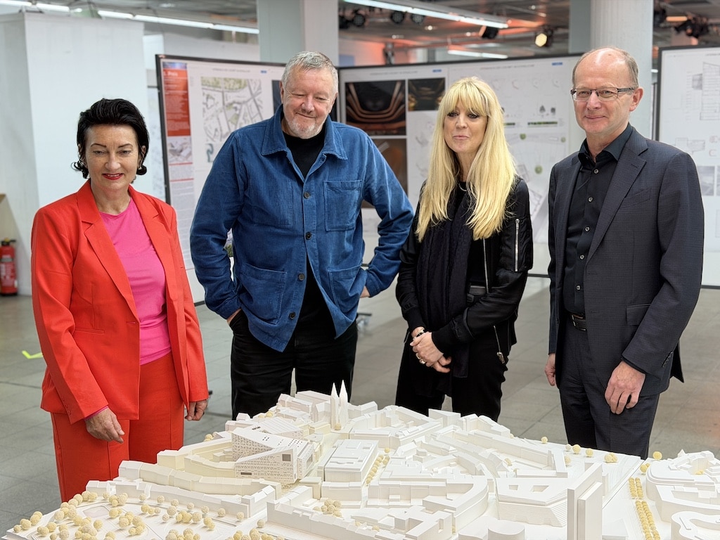 Kulturdezernentin Miriam Koch, Kjetil Thorsen, Jette Hopp vom Siegerbüro Snoehetta und Heiner Farwick, Leiter des Preisgerichtes, vor dem Siegerentwurf.© LB / Maanfred Fammler