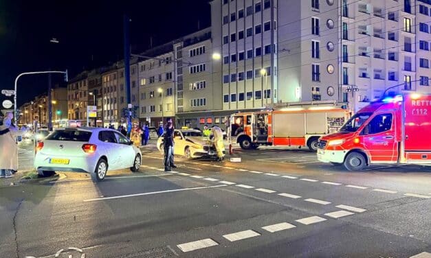 Verkehrsunfall am Wehrhahn – Zwei Pkw stoßen auf Kreuzung zusammen