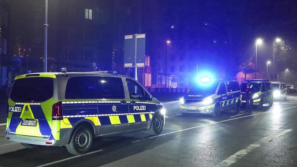 Zwei Schwerverletzte vor einer Bar - Eine Person in Handschellen abgeführt © Patrick Schüller