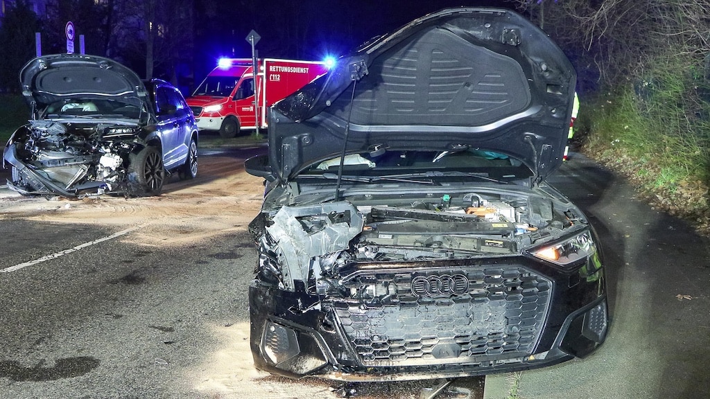 Schwerer Unfall: 2 Autos kollidierten in Kreuzung - 7 Verletzte © Patrick Schüller