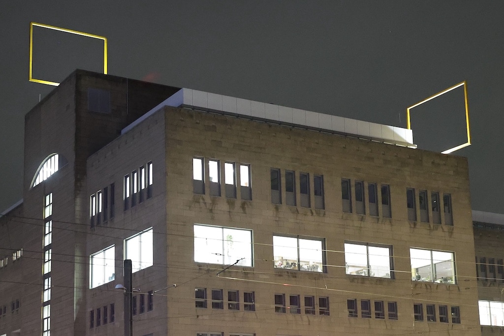 Nach Einbruch der Dämmerung erstrahlen ab sofort die Rahmen der Künstlerin Barbara Wille auf dem Dach des KAP1. Am gestrigen Montagabend, 8. Dezember 2025, wurde die Beleuchtung des Kunstwerks "Blickfang" © David Young