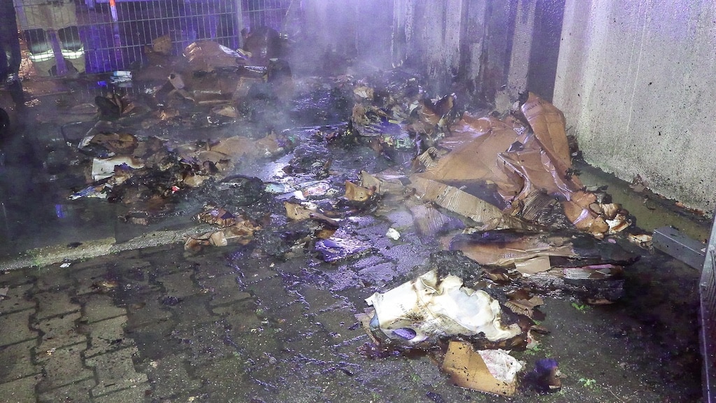 Altpapiercontainer in Vollbrand © Patrick Schüller