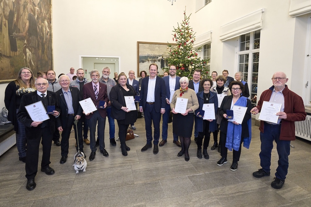 Zum Internationalen Tag des Ehrenamtes hat Oberbürgermeister Dr. Stephan Keller (Bildmitte, 5. v. r.) am Freitag, 5. Dezember, im Rathaus engagierte Düsseldorferinnen und Düsseldorfer mit dem Martinstaler 2025 geehrt. Die Auszeichnung würdigt Personen, die sich in besonderer Weise ehrenamtlich für ihre Mitmenschen einsetzen. © Stadt Düsseldorf/Claus Langer