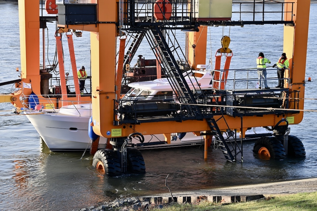 Auskranung zur "boot"mit Schiffskran „Big Willi“ © Lokalbüro