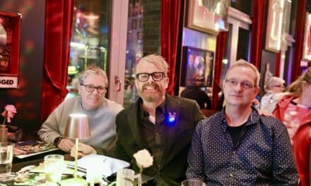 Weihnachtsglühen mit Ross Antony begeistert Gäste im Schlager Café