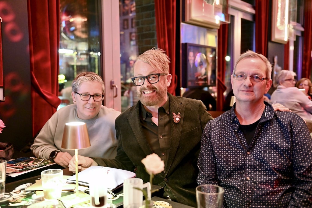 Ross Antony im Kreise seiner Fans © Lokalbüro