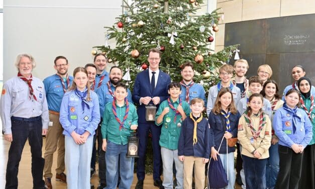 Pfadfinder bringen Friedenslicht in den Landtag