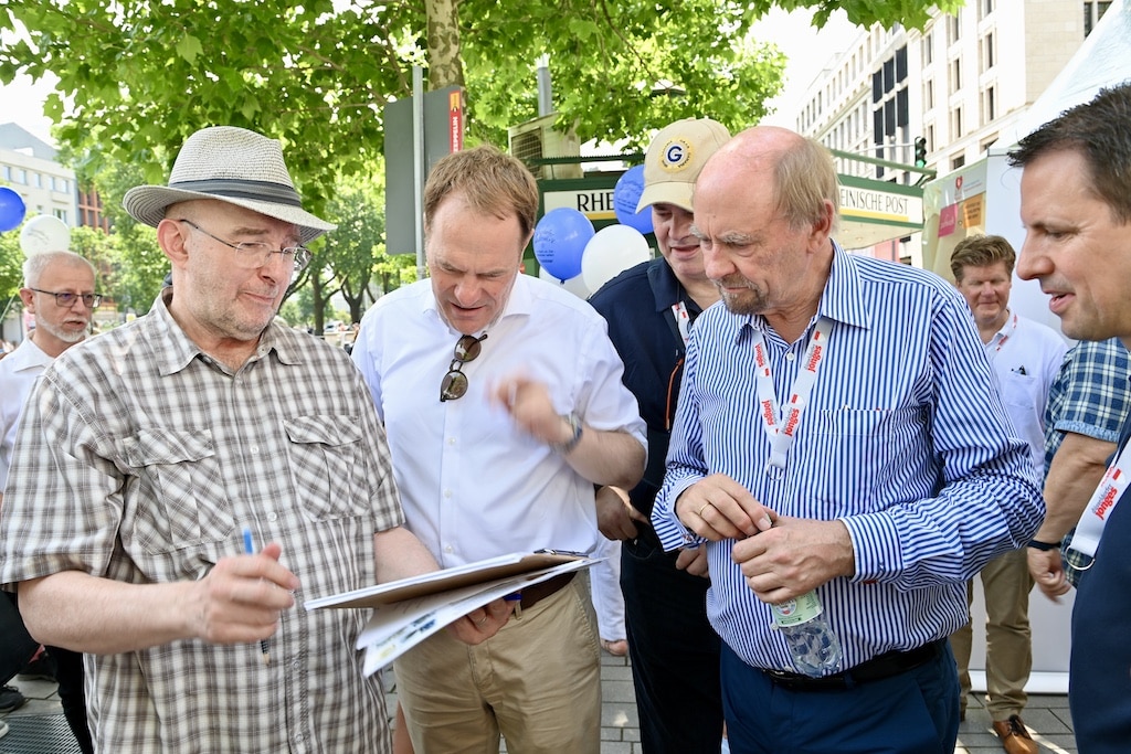 Ehrenamtsmesse auf dem Corneliusplatz. Oberbürgermeister Dr. Stephan Keller am Stand der Jonges © Lokalbüro