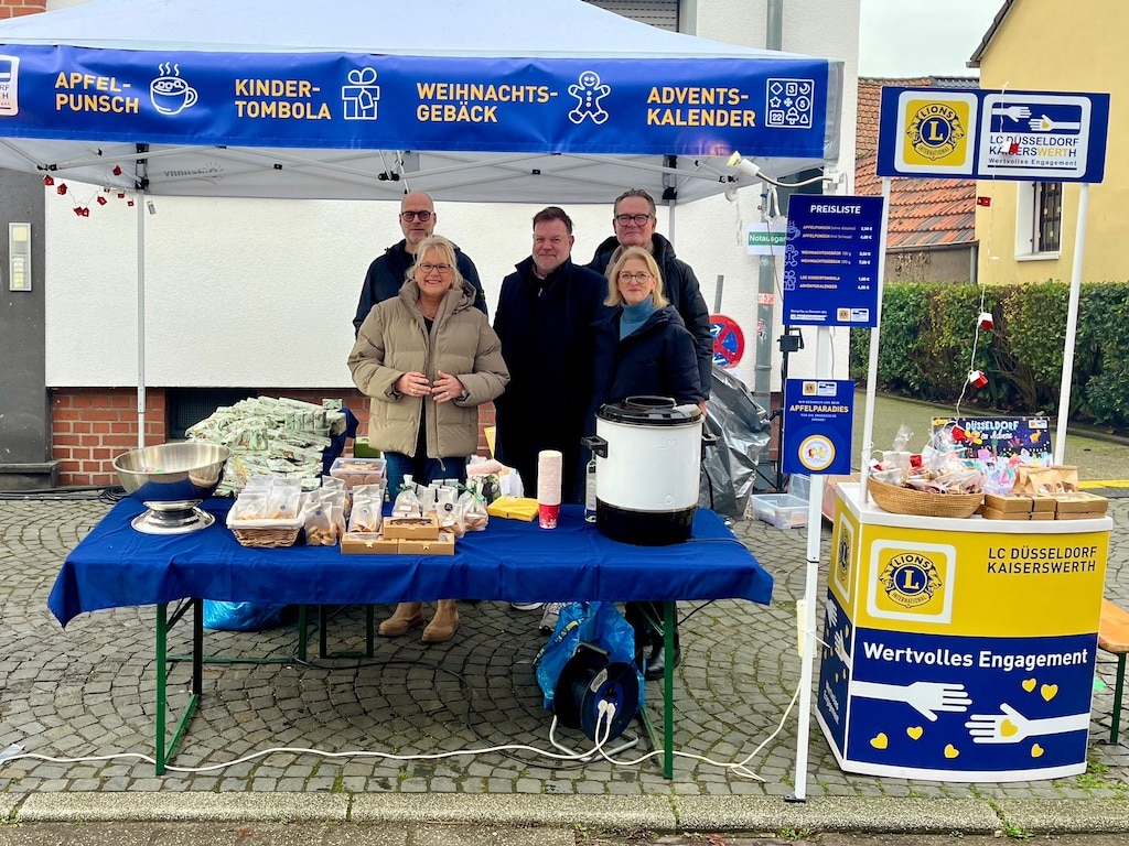 Das fünfköpfige Team vom Lions Club Düsseldorf-Kaiserswerth konnte auf dem Nikolausmarkt in Angermund mit ihren Aktionen eine Rekordsumme verbuchen