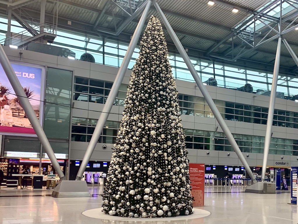 Adventszeit im Terminal: Der Flughafen Düsseldorf lockt mit Genuss, Shopping und Erlebnis für Groß und Klein © LB / Olaf Oidtmann