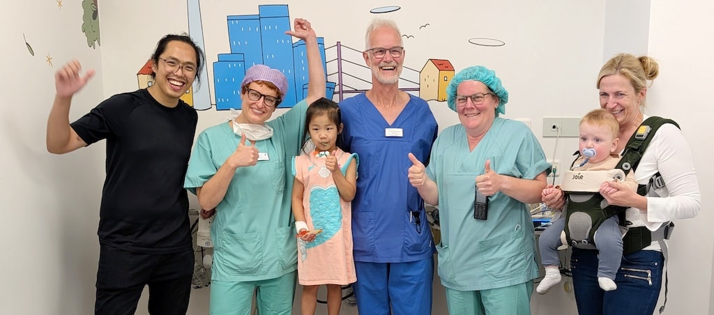 (vl) Lukas Wallbaum mit Professorin Dr. Med. Antje Gottschalk und Mitarbeitenden der Kaiserswerther Diakonie © KW Diakonie