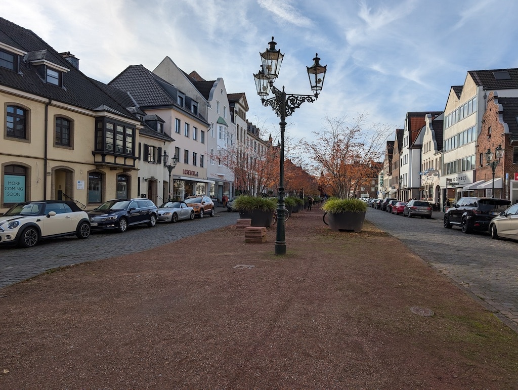 Mitten am Kaiserswerther Markt steht das Rathaus, das sogar ein Trauzimmer hat ©&nbsp;Gabriele Schreckenberg