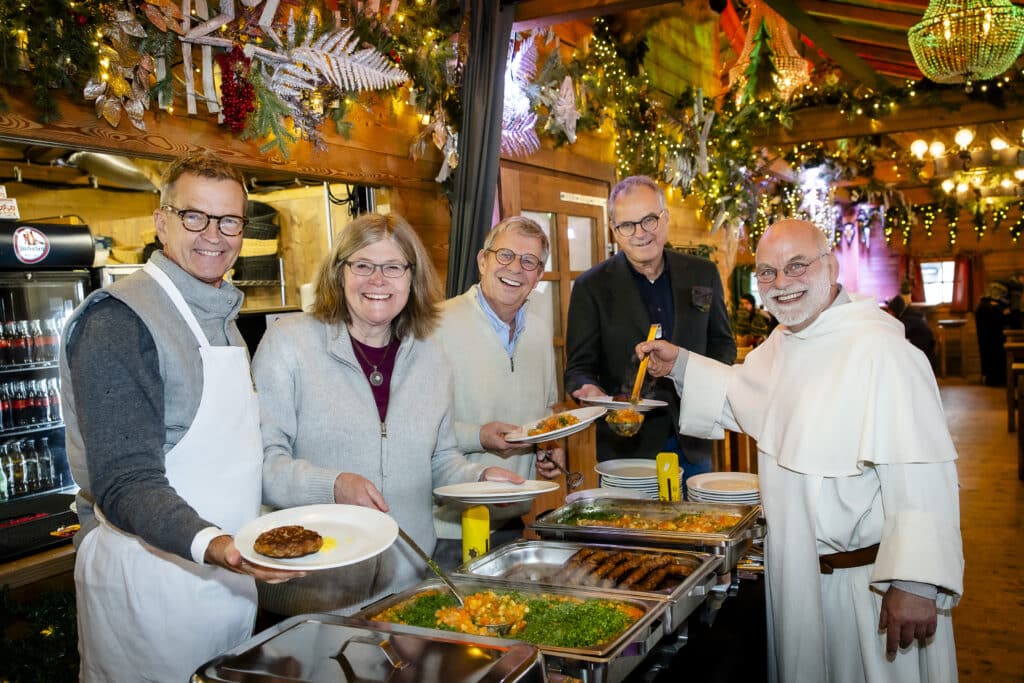 Bürgermeister Josef Hinkel, Bezirksbürgermeisterin Annette Klinke, Bäckermeister Thomas Puppe,  Oscar Bruch jr und Pater Wolfgang @ Anne Orthen