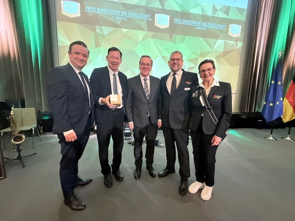 Die Düsseldorfer Delegation bei der Preisverleihung in Berlin mit Martin Ammermann (l.), Executive Director Sports Major Events bei D.LIVE, Stadtdirektor Burkhard Hintzsche (2.v.l.) und Verteidigungsminister Boris Pistorius (M.) sowie Stephan Wüsthoff vom Fördervereins zur Unterstützung der Arbeit mit Versehrten am Standort Warendorf und der Schirmherrin Generalstabsarzt aD Dr. Gesine Krüger © Landeshauptstadt Düsseldorf/D.LIVE