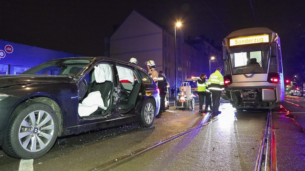 chwerer Unfall: Kollision zwischen PKW und Stadtbahn © Patrick Schüller