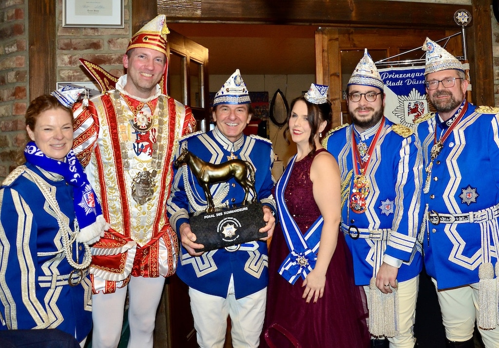 Pokalgewinner Erminio Biasin mit Prinz Marcus I. und Venetia Nicole, Ritt-meisterin Claudia Kuhnt (li.), Kommandeur Sascha Adrian und Vizepräsident Frank Minutillo (re.). © HPS