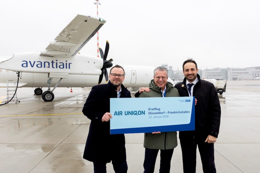 Nach der Ankunft des Erstflugs aus Friedrichshafen heute Morgen begrüßte Ulrich Topp (Mitte), Leiter Aviation Business Development & Analytics am Flughafen Düsseldorf, Fabian Rosenberg (links), Geschäftsführer von Air Uniqon, sowie Antonio D. Cuomo, Pilot und Head of Sales bei Avanti Air. © Flughafen Düsseldorf / Andreas Wiese