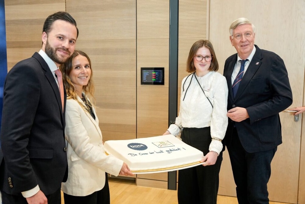 Marius Berlemann, Geschäftsführer der Messe Düsseldorf, (Foto links) überreichte zum 25. Jubiläum der Deutschen Sporthilfe eine Torte an den Vorstandsvorsitzenden der Stiftung, Dr. Ingo Wolf (Foto rechts). ©Messe Düsseldorf / Tillmann 