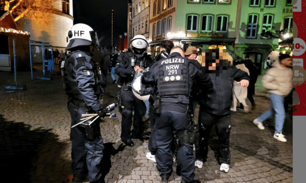 Starker Polizeieinsatz gegen Feuerwerkskörper in der Altstadt zu Silvester