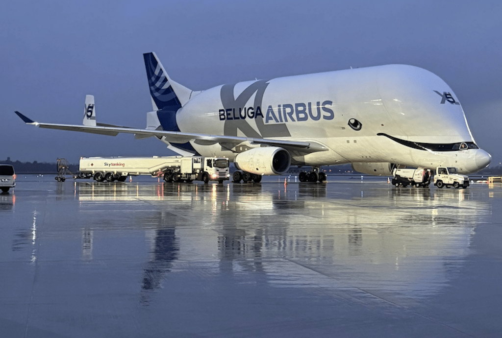 Der Airbus Beluga wurde bei seinem Zwischestopp in Düsseldorf aufgetankt © Flughafen Düsseldorf