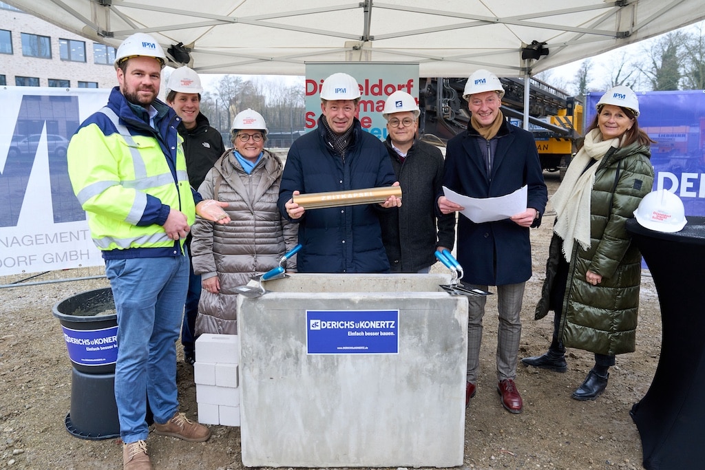 Stadtdirektor Burkhard Hintzsche (4.v.l.) nimmt gemeinsam mit Dagmar Wandt (3.v.l.), Leiterin des Amtes für Schule und Bildung, sowie IPM-Geschäftsführer Michael Köhler (l.) und Schulleiter Peter Goerdt (2.v.r.) und weiteren Beteiligten die Grundsteinlegung für die Dependance der Gutenberg-Schule vor. © Stadt Düsseldorf/Claus Langer