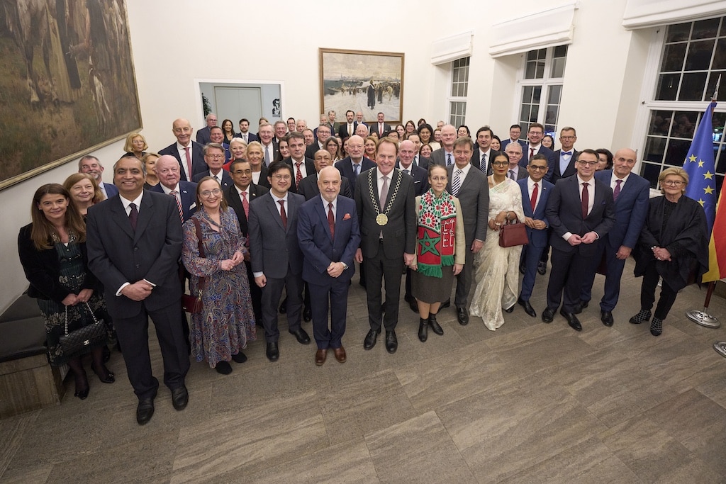 Mehr als 40 Vertreterinnen und Vertreter des Konsularischen Korps sowie ihre Begleitungen kamen am Donnerstag, 15. Januar 2026, zum Neujahrsempfang von Oberbürgermeister Dr. Stephan Keller in den Jan-Wellem-Saal des Düsseldorfer Rathauses. © Stadt Düsseldorf/Claus Langer