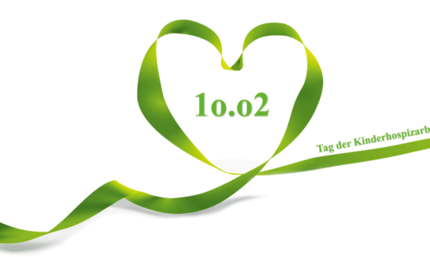 Grüne Menschenkette vor dem Rathaus setzt Zeichen für Kinderhospizarbeit