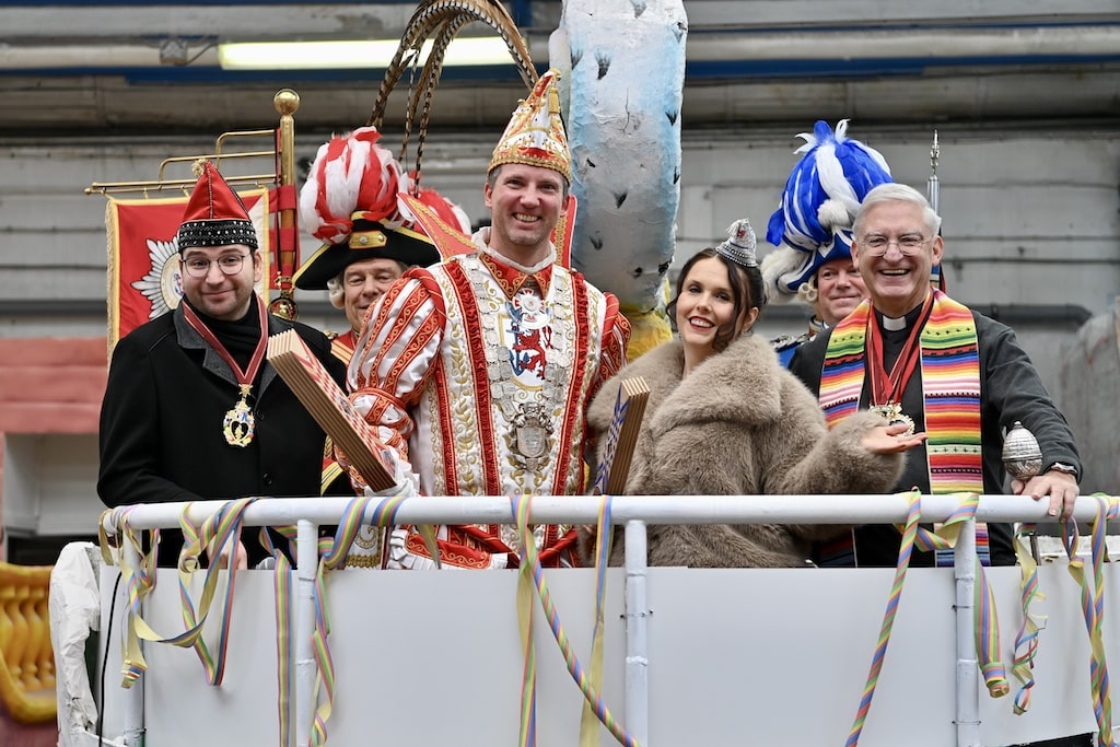 Dennis Vobis, Prinz Marcus Hülscher und Venetia Nicole Nothen und Stadtdechant Frank Heidkamp © Lokalbüro