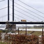 heodor-Heuss-Brücke muss ab 1. Februar für Fahrzeuge über 3,5 Tonnen gesperrt werden   Stadt weist durch Schilder und Variotafeln auf Ablastung hin   Die sanierungsbedürftige Theodor-Heuss-Brücke soll als wichtige Rheinquerung bis zur Errichtung eines Ersatzneubaus nutzbar bleiben. Um die Verkehrssicherheit weiter zu gewährleisten und die Bausubstanz zu schützen, begrenzt die Landeshauptstadt die Brücken-Nutzung ab Sonntag, 1. Februar 2026, für Fahrzeuge, die schwerer sind als 3,5 Tonnen.  Die Landeshauptstadt informiert über die Ablastung auf 3,5 Tonnen neben der Beschilderung zusätzlich auch über die städtischen Variotafeln. Fahrzeuge, die schwerer als 3,5 Tonnen sind, können ab Sonntag, 1. Februar, folgende Ausweichrouten nutzen:  Von Westen kommende Fahrzeuge haben die Möglichkeit, ab dem Autobahnkreuz Kaarst über das Autobahn-Viereck weiterzufahren. In Düsseldorf kann über die Rheinkniebrücke ausgewichen werden. Für von Osten kommende Fahrzeuge bietet sich alternativ die Umfahrung über die B8 Danziger Straße — Querung A44 beziehungsweise die B1 Kennedydamm/Rheinufertunnel — Querung Rheinkniebrücke an.  Von der notwendigen Vorkehrungen zur Sicherung der Brücke sind auch mehrere Buslinien der Rheinbahn betroffen. Die Rheinbahn hat auf der Internetseite www.rheinbahn.de/fahren/verbindungen/thb alle Änderungen der Linienwege der von der Ablastung betroffenen Buslinien: M2, SB51, 834 und 863 zusammengestellt.  Hintergrund Der Rat der Landeshauptstadt Düsseldorf hatte bereits in seiner Sitzung am 10. Juli 2025, beschlossen, die in die Jahre gekommene Theodor-Heuss-Brücke durch einen Neubau zu ersetzen. Die im Jahr 1957 errichtete Theodor-Heuss-Brücke überspannt nördlich der Innenstadt den Rhein und verbindet die beiden Stadtteile Golzheim und Heerdt miteinander. Bei der Theodor-Heuss-Brücke handelt es sich um einen Brückenzug, der aus fünf Teilbauwerken besteht. Die Gesamtlänge aller Teilbauwerke beträgt mehr als 1,5 Kilometer. Jedes Teilbauwerk ist für sich einzigartig und weist besondere statisch-konstruktive Merkmale auf.  Auf der städtischen Projekt-Homepage unter www.duesseldorf.de/thb wird zu dem Projekt informiert. Dort finden sich unter anderem auch Antworten zu häufig gestellten Fragen.