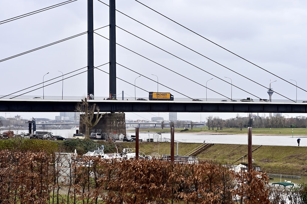 Blick auf die Theodor-Heuss-Brücke © Lokalbüro