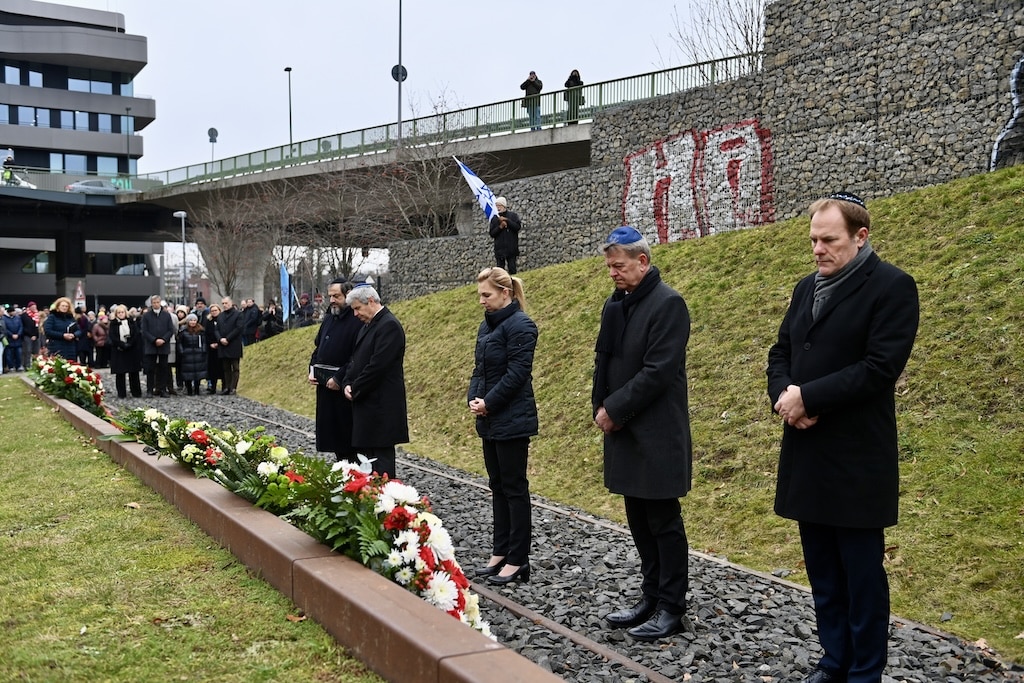 Kranzniederlegung am Mahnmal © Lokalbüro