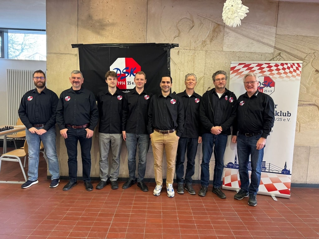 Ein Sieg, eine Niederlage – das ist die Bilanz des vergangenen Bundesliga-Wochenendes in Düssedorf (v.l.n.r.: die Großmeister Antonios Pavlidis, Victor Bologan, Casper Schoppen, Arthur Pijpers, Twan Burg , Felix Levin, Andrey Orlov und Mannschaftsführer Jan Werner – es fehlt Großmeister Ravi Haria).©&nbsp;Düsseldorfer SK 