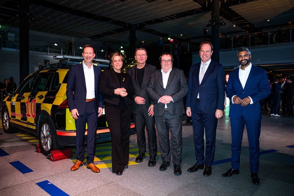 Politik im Austausch mit der Flughafenspitze. V.l.n.r.: Lars Redeligx, CEO Flughafen Düsseldorf GmbH, Mona Neubaur, Ministerin für Wirtschaft, Industrie, Klimaschutz und Energie sowie stv. Ministerpräsidentin des Landes NRW, Christof Rasche, Vizepräsident des Landtags NRW, Oliver Krischer, Minister für Umwelt, Naturschutz und Verkehr des Landes NRW, Dr. Stephan Keller, Oberbürgermeister der Landeshauptstadt Düsseldorf, Pradeep Pinakatt, kaufmännischer Geschäftsführer Flughafen Düsseldorf GmbH. © Frederic Scheidemann / Flughafen Düsseldorf