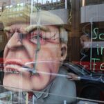 Donald Trump blickt aus dem Schaufenster