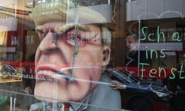Donald Trump blickt aus dem Schaufenster