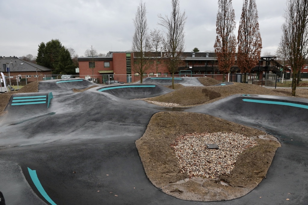 Nach rund zehn Wochen Bauzeit ist auf der Sportanlage Franz-Rennefeld-Weg in Lichtenbroich Düsseldorfs dritte Pumptrack-Anlage fertiggestellt worden © Landeshauptstadt Düsseldorf/Ingo Lammert