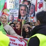 Zehntausende demonstrieren in Düsseldorf gegen iranisches Regime