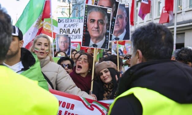 Zehntausende demonstrieren in Düsseldorf gegen iranisches Regime