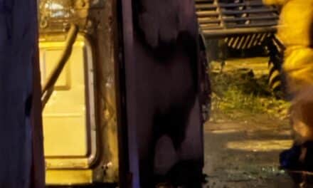 Waschmaschine in Telefonzelle angezünde