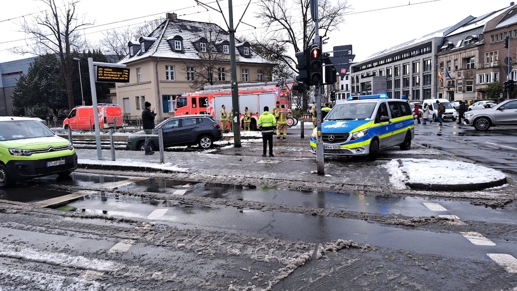 Ein PKW landete im Gleisbrett © Lokalbüro