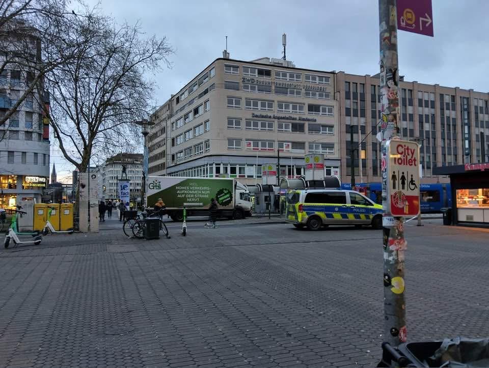 Ein LKW ist auf den Gleisen am Haupbahnhoh in die Haltestelle gefahren © Martin Laupe-Assmann