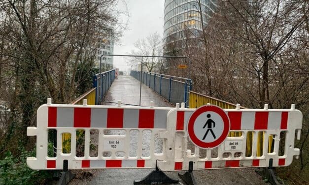Fußgängerbehelfsbrücke Kennedydamm vorübergehend gesperrt