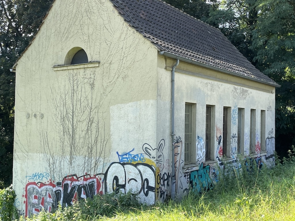 as stark von Graffiti und Vandalismus gezeichnete Pumpenhaus auf dem Rheindeich bei Kaiserswerth wird möglicherweise ertüchtigt © Christof Roche